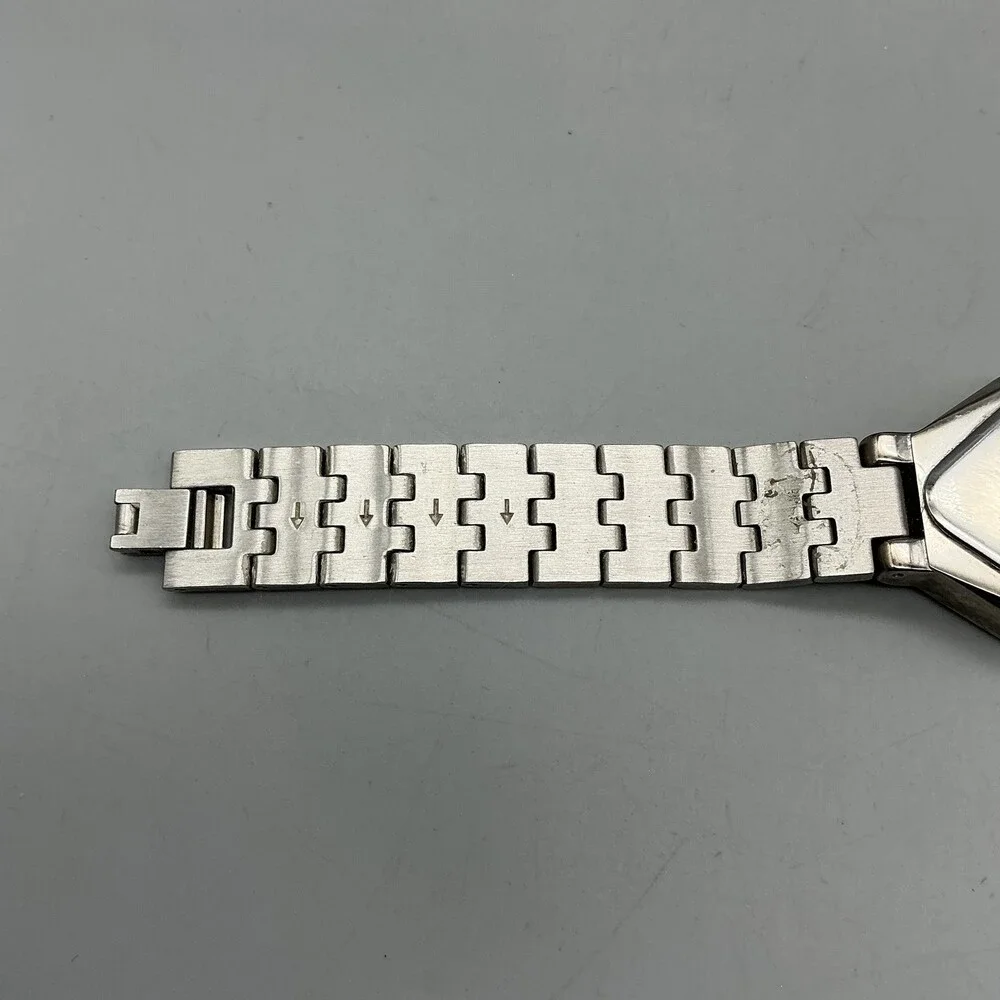 Guess Womens Watch 27mm Champagne Dial Silver Tone Stainless New Battery 7